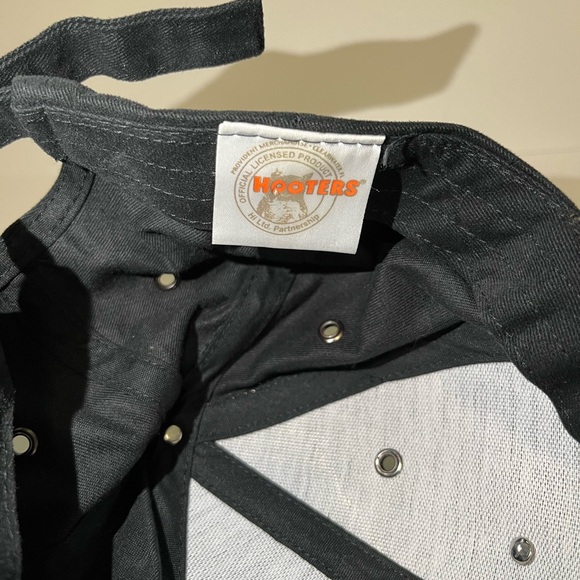 Hooters 1983-2003 20th Anniversary Metal Emblem Black Baseball Cap Strapback Hat - Picture 3 of 5